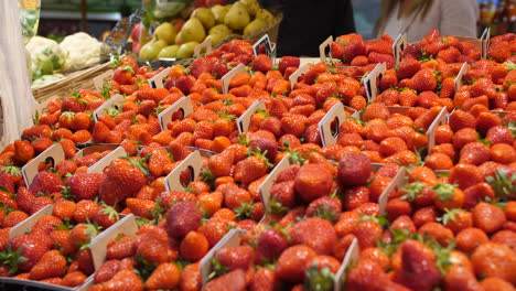 Frische-Erdbeeren,-Bunte-Bio-Erdbeeren-Auf-Dem-Markt-Von-Sete,-Frankreich,-Herault